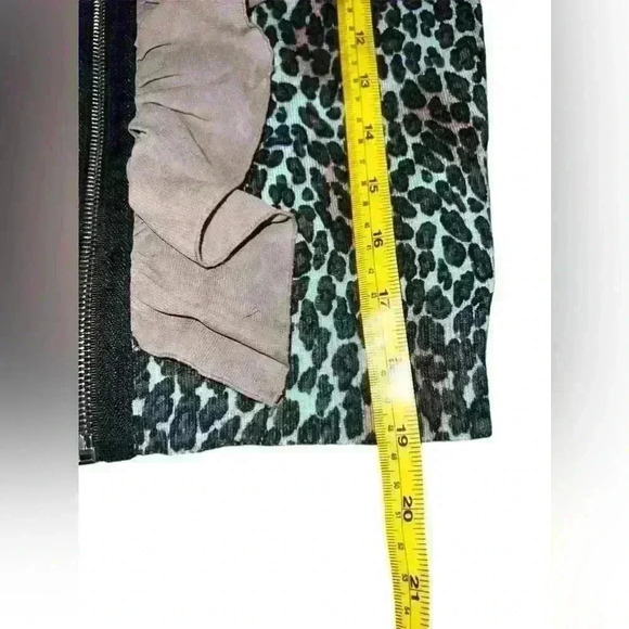 Twelve by twelve Cropped, Leopard Zip Sz s Short Sleeves Mob Wife Round Neck - Picture 3 of 7